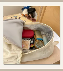 Großer modischer cremefarbener Rucksack mit Sternenmuster zeigt die Innenaufteilung im Detail