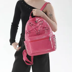 Detailansicht eines rosa Lederrucksacks mit Pentagramm-Design und Metallnieten-Hardware
