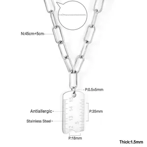 Vue détaillée du collier pendentif règle en acier inoxydable avec mesures précises.