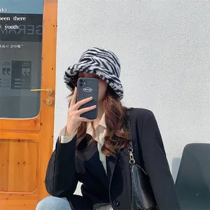 Gros plan d'un chapeau bob en peluche à motif zébré noir et blanc pour femme