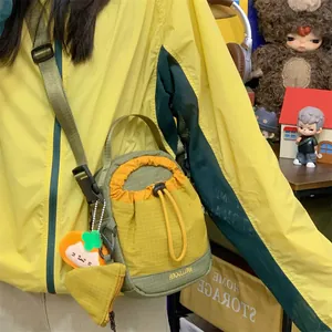 Vue détaillée d'une pochette de téléphone légère à cordon en tissu quadrillé jaune et vert