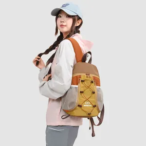 Elegante mochila de exterior en colores amarillo mostaza y marrón usada por la modelo