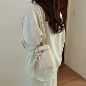 Borsa a tracolla beige per cellulare con decorazione a ciondolo a forma di stella