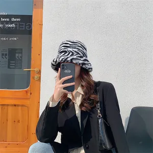 Gros plan d'un bob en peluche élégant avec motif zèbre noir et blanc pour femmes