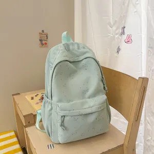 Detailansicht des minzgrünen Rucksacks mit Sternmuster und gotischen Stickereidetails.
