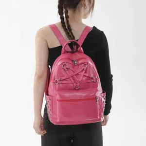 Rückansicht eines pinkfarbenen Rucksacks mit Pentagramm-Riemen und Nieten auf einem Model