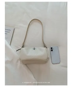 Vue détaillée d'un sac baguette français minimaliste beige avec fermoir argenté