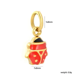 Vue détaillée du pendentif coccinelle en émail rouge de 7x8mm pesant 0,9g seulement