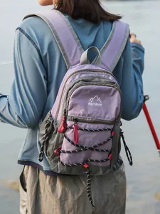 Leichter lila und grauer Outdoor-Wanderrucksack, ideal für Reisen und den täglichen Weg