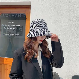 Chapeau bob en peluche motif zèbre pour femme, élégant et chaud pour l'automne.
