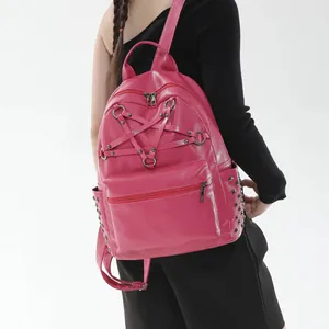 Modischer pinker Damenrucksack im Gothic-Stil mit Pentagramm-Riemen und Metallnieten