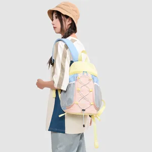 Mochila moderna multicolor para mujer mostrada por una modelo con un estilo informal