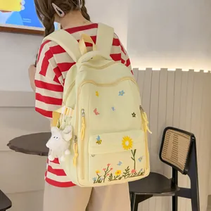 Zaino scolastico giallo pastello con ricami floreali e ciondolo coniglio in peluche
