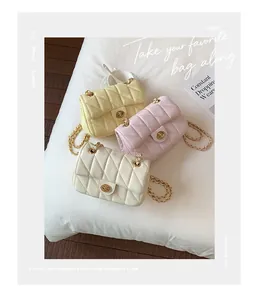 Drie gewatteerde mini flap bags met ketting in pastelgeel, roze en crème op witte stof