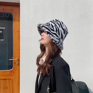 Vue détaillée d'un chapeau bob en peluche à motif zébré pour femme, style d'hiver