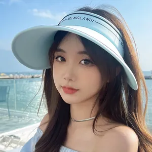 Visière pare-soleil bleu clair élégante pour femmes avec large bord de protection.