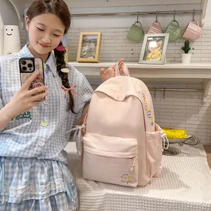 Lifestylefoto van een roze geborduurde rugzak in een frisse Koreaanse stijl