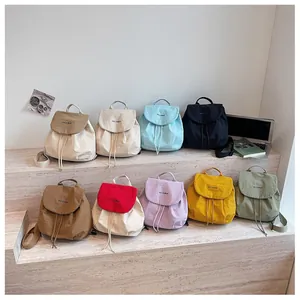 Vue détaillée de sacs à dos de voyage légers et colorés de style coréen pour l'été
