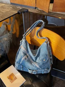 Sac bandoulière vintage en denim style motard avec fermetures éclair et ceinture