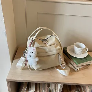 Detailansicht der cremefarbenen Nylon-Gitterstruktur einer schlichten Umhängetasche.