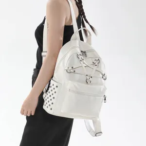 Detail eines weißen Rucksacks im Punk-Stil mit Pentagramm-Riemen und Metallnieten