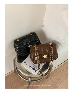 Minimalistische vintage gewatteerde crossbodytassen in zwart en bruin glanzend leer