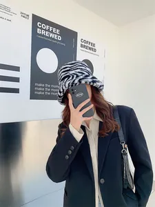 Chapeau bob en peluche motif zèbre élégant pour femme dans un café moderne