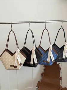 Elegante gewebte Tragetaschen in vier Farben für stilvolles Pendeln und große Kapazität