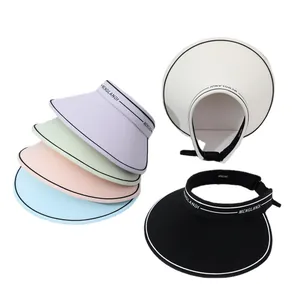 Visière pare-soleil multicolore pour femme avec large bord pour queue de cheval.
