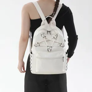 Detailansicht eines weißen Kunstlederrucksacks mit Pentagramm-Design und Nietenverzierung