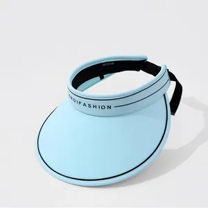 Détail d'une visière pare-soleil bleu clair avec bordure noire et logo de marque.