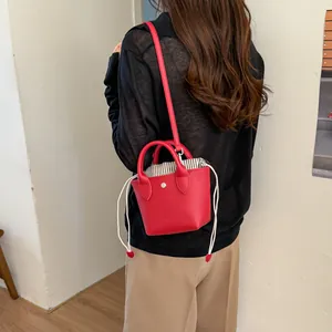 Mini sac seau en cuir rouge pour femme avec fermeture à cordon et bandoulière