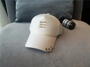 Casquette de baseball blanche mercerisée avec anneaux argentés et barres dorées