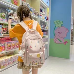 Zaino scuola rosa con ricami floreali per ragazze in un negozio di lifestyle