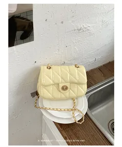 Retro crème gewatteerde ketting crossbodytas met een verfijnde, strakke uitstraling.