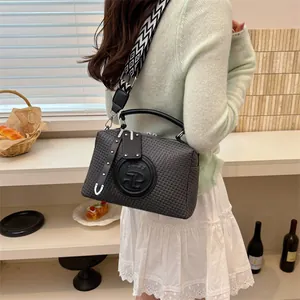 Modische dunkelgraue Boston Bag mit strukturiertem Muster und stilvollem Gurtband.