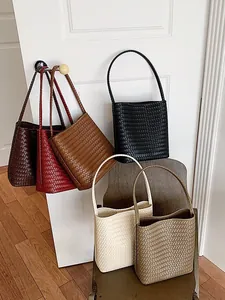 Bolsos de hombro tejidos de estilo minimalista en varios colores para el verano 2026.