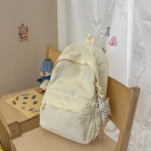 Detailansicht eines stilvollen cremefarbenen Rucksacks mit silbernen Sternenmustern