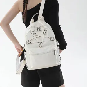 Detailansicht eines stylischen weißen Damenrucksacks mit Pentagramm-Riemendesign