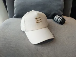 Vue détaillée d'une casquette de baseball blanche mercerisée avec ferrures en métal