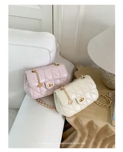 Stijlvolle gewatteerde schoudertassen in roze en crème voor een elegante dagelijkse look