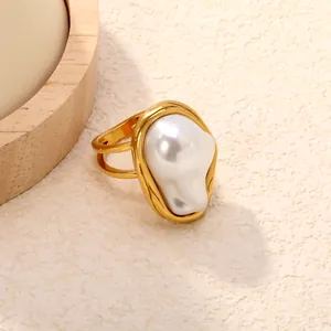 Detaillierte Makroaufnahme eines goldenen Edelstahlrings mit einer großen Barockperle.