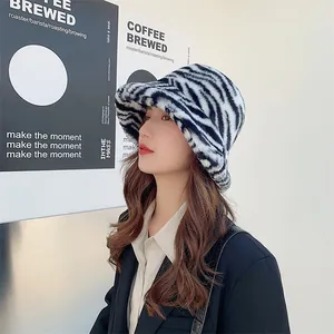 Chapeau cloche en peluche à motif zèbre pour femme, idéal pour la chaleur d'hiver.