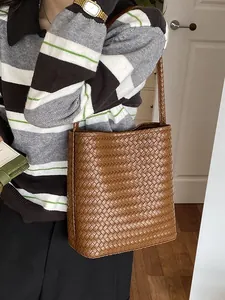 Bolso de hombro tipo cubo tejido en color marrón con correa trenzada para mujeres