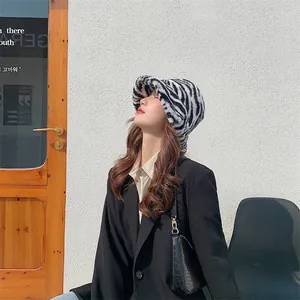 Une femme asiatique élégante portant un bob en peluche à motif zèbre avec un blazer