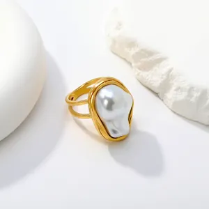 Detailansicht eines luxuriösen goldenen Edelstahlrings mit einer großen Barock-Kunstperle