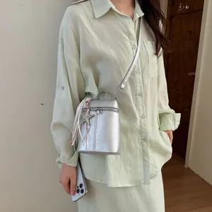 Dettaglio di una borsa a tracolla argento per cellulare in stile coreano con ciondolo a stella