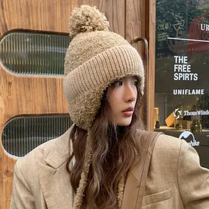 Warme gebreide wintermuts met oorkleppen en pluizige pompon voor dames in kaki