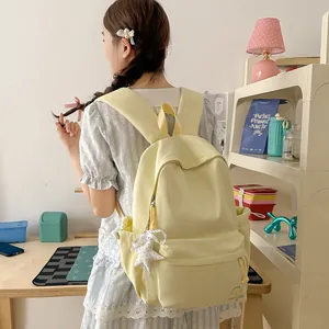 Achteraanzicht van een vrouwelijk model met een lichtgele rugzak in Koreaanse stijl