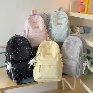 Groep van vijf Japanse schattige rugzakken met sterrenpatronen en hangers